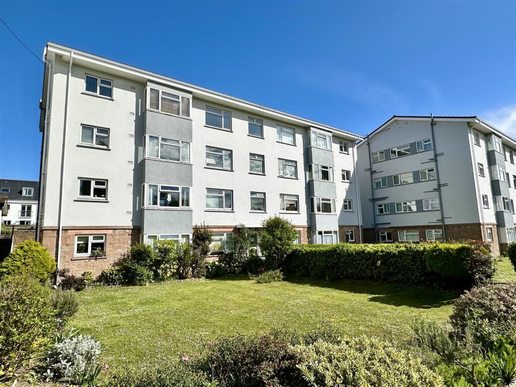 SP106 | Spacious 3 bedroom apartment with parking | Havre des Pas